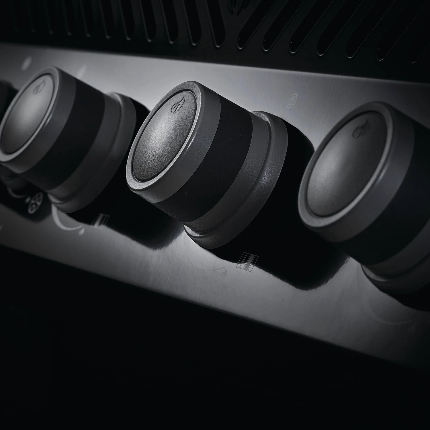 Napoleon RXT425SIBSS Rogue XT 425 Gas Grill On Cart With Infrared Side Burner, 23.75-Inches 8 Napoleon RXT425SIBSS Rogue XT 425 Gas Grill On Cart With Infrared Side Burner, 23.75-Inches - Image 6